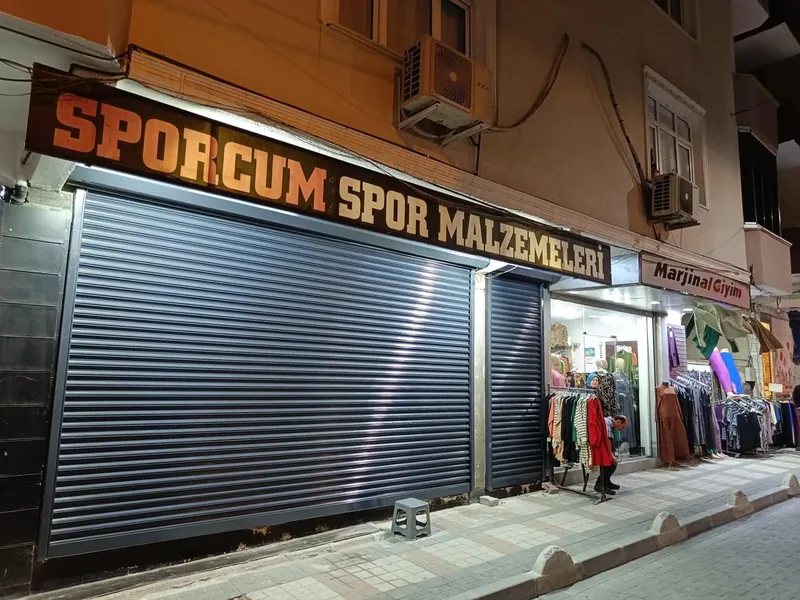 Cadde üzerindeki bir spor mağazasının kapalı gri kepengi